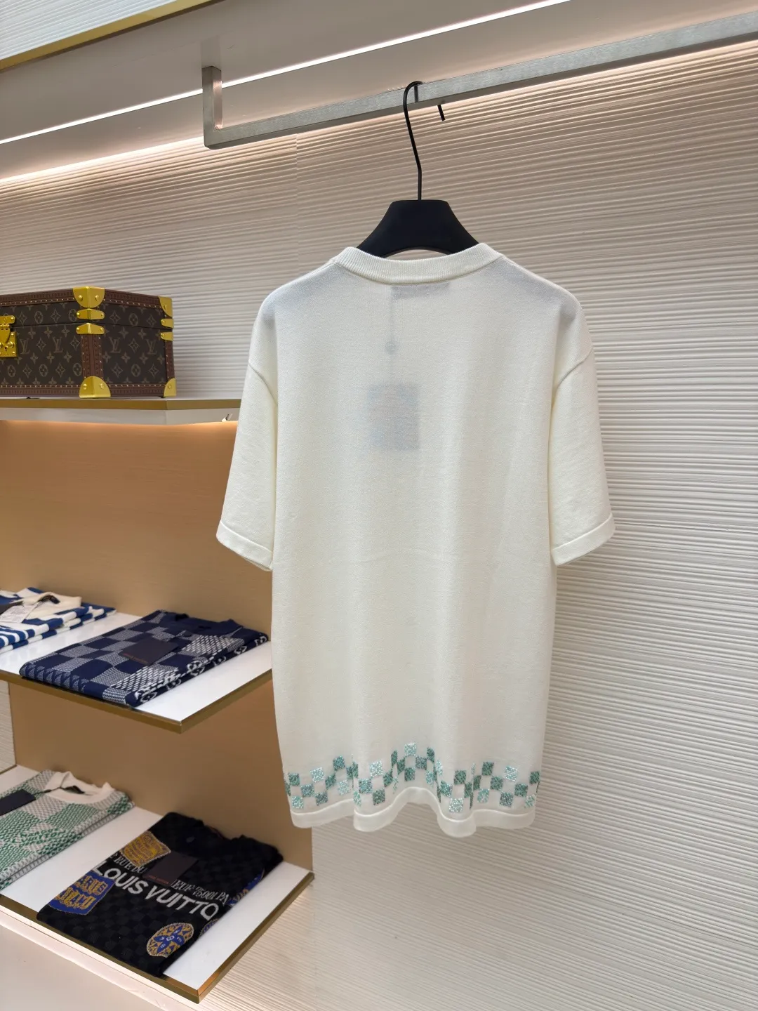 LOUIS VUITTON beaded woolen short sleeves with decorative details ●Authentic product: Purchased and developed by 14599 ●Item number: 1680201-B05 ●Material: plain cotton fabric ●Technology: woolen fabric ●Version: fitted version ●Weight: about 350 grams ●Size: The plaid embroidery pays homage to Yingze swimming pool tiles, and the handwritten LV beads embellish the chest. The overall wiring is straight and delicate, the fabric is comfortable and soft, and the color is consistent without color difference. It can be matched with the same style to create a fashionable look and control various occasions. Customized accessories, complete with three standards, same style for men and women!